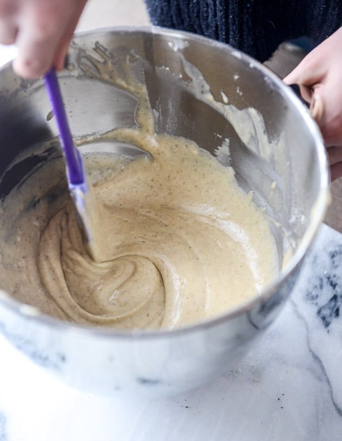 chai cupcakes with brown butter chai icing and crunchy sugar sprinkle I howsweeteats.com