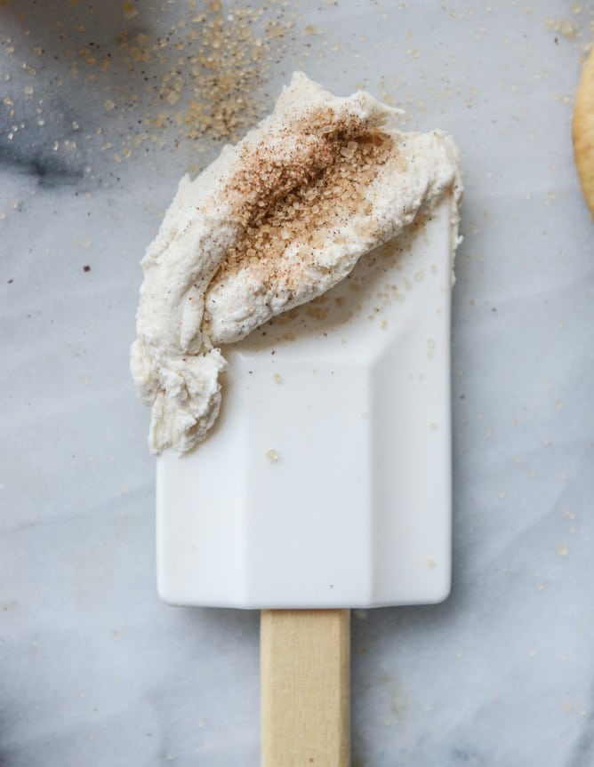 chai cupcakes with brown butter chai icing and crunchy sugar sprinkle I howsweeteats.com