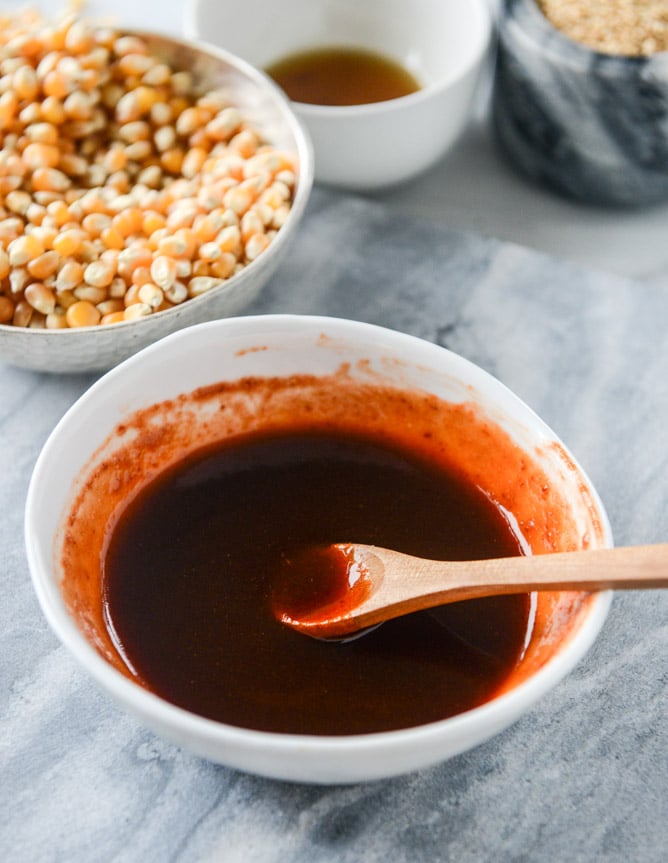brown sugar sriracha sesame popcorn I howsweeteats.com