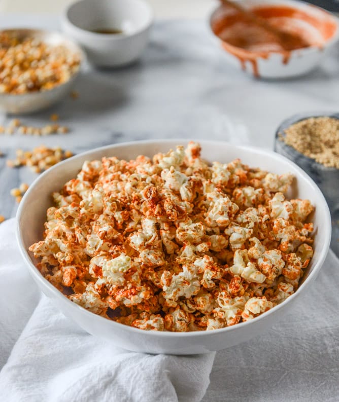 brown sugar sriracha sesame popcorn I howsweeteats.com