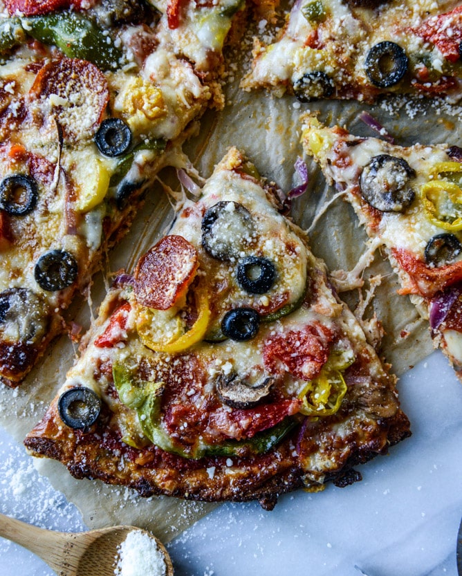 cauliflower crust pizza supreme I howsweeteats.com