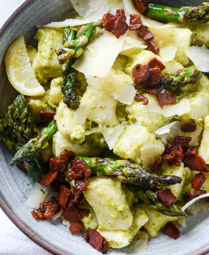 homemade ricotta gnocchi with asparagus pesto I howsweeteats.com
