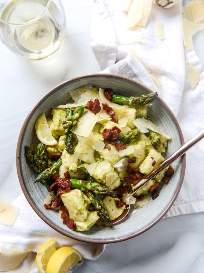 homemade ricotta gnocchi with asparagus pesto I howsweeteats.com