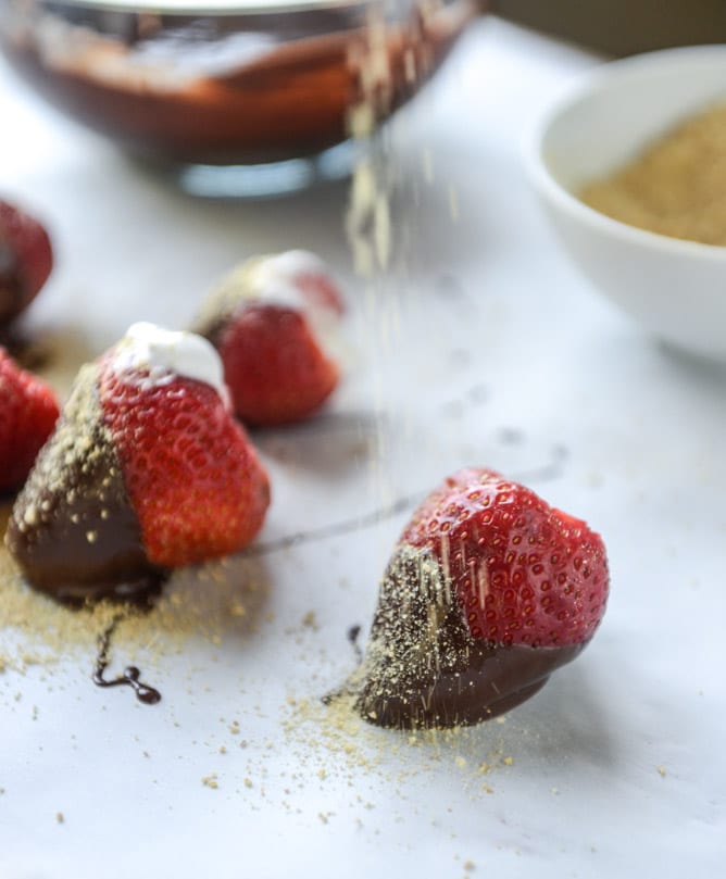 smore's strawberries I howsweeteats.com