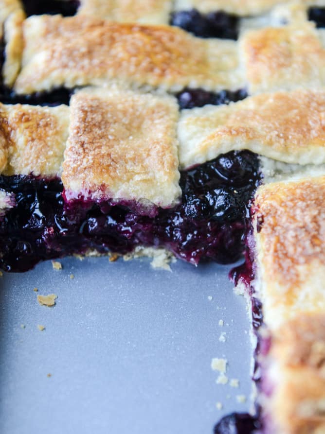 easy cinnamon blueberry slab pie I howsweeteats.com
