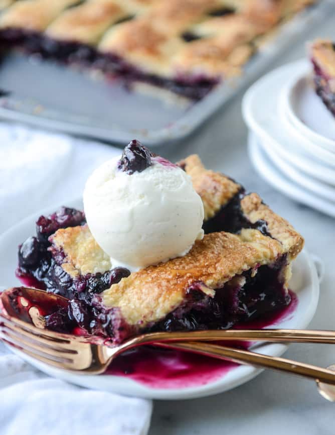 easy cinnamon blueberry slab pie I howsweeteats.com