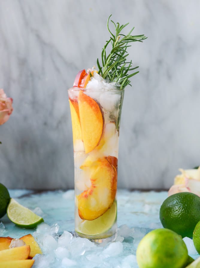 fresh peach gin and tonic I howsweeteats.com