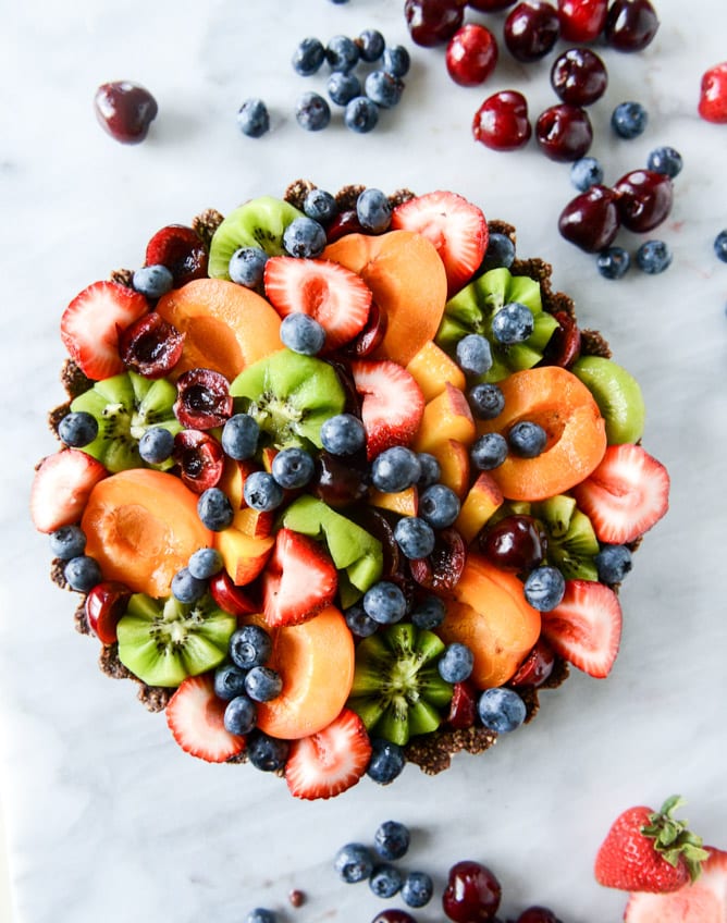 summer fruit tart with chocolate coconut cashew crust I howsweeteats.com