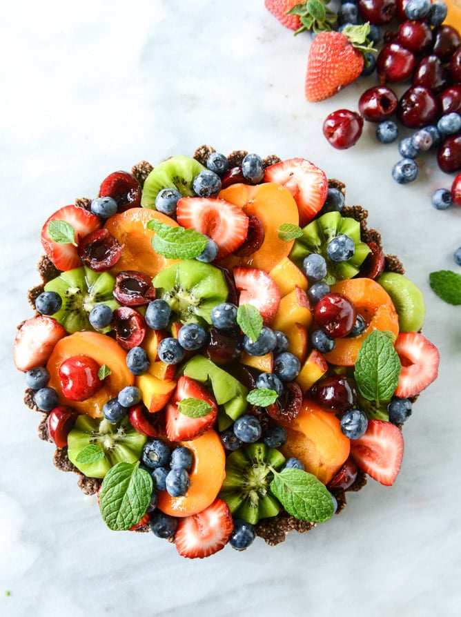 summer fruit tart with chocolate coconut cashew crust I howsweeteats.com