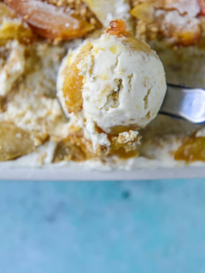 no-churn sugar roasted peach pie ice cream I howsweeteats.com