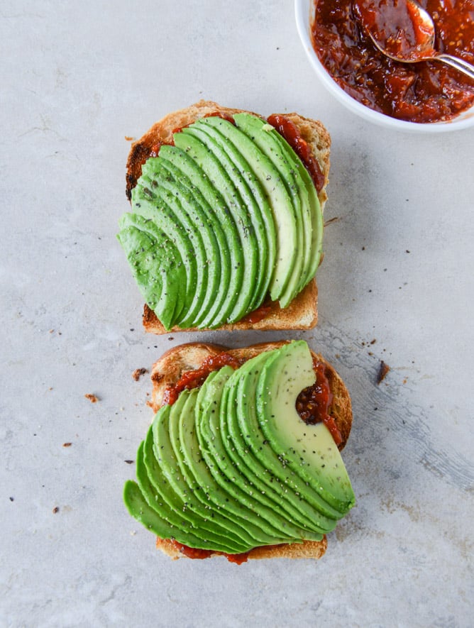 avocado, bacon and egg toast with quick tomato jam by @howsweeteats I howsweeteats.com