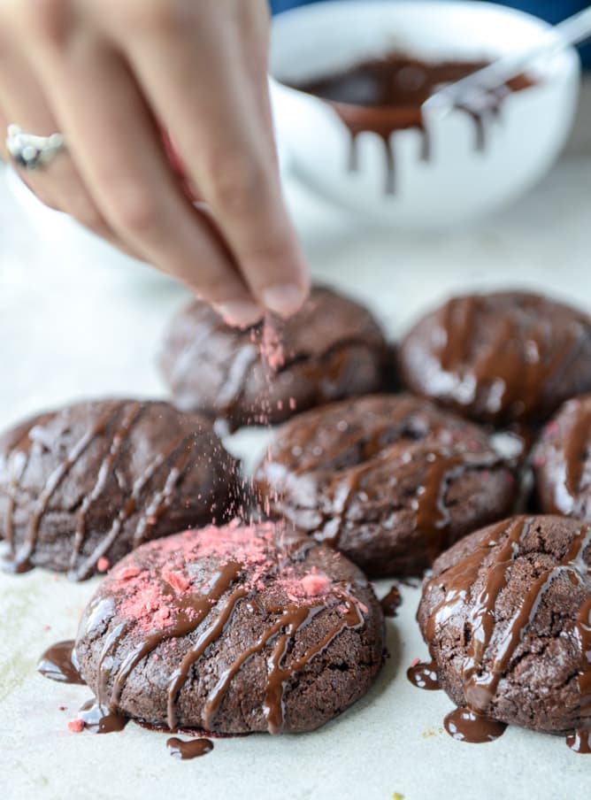 double chocolate chunk raspberry stuffed cookies by @howsweeteats I howsweeteats.com