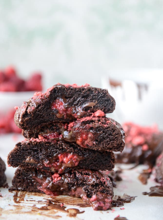 double chocolate chunk raspberry stuffed cookies by @howsweeteats I howsweeteats.com