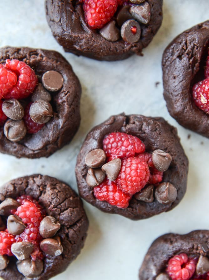 double chocolate chunk raspberry stuffed cookies by @howsweeteats I howsweeteats.com