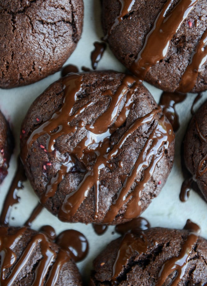 double chocolate chunk raspberry stuffed cookies by @howsweeteats I howsweeteats.com