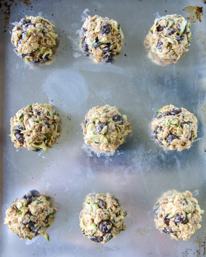chewy oatmeal zucchini chocolate chip cookies I howsweeteats.com