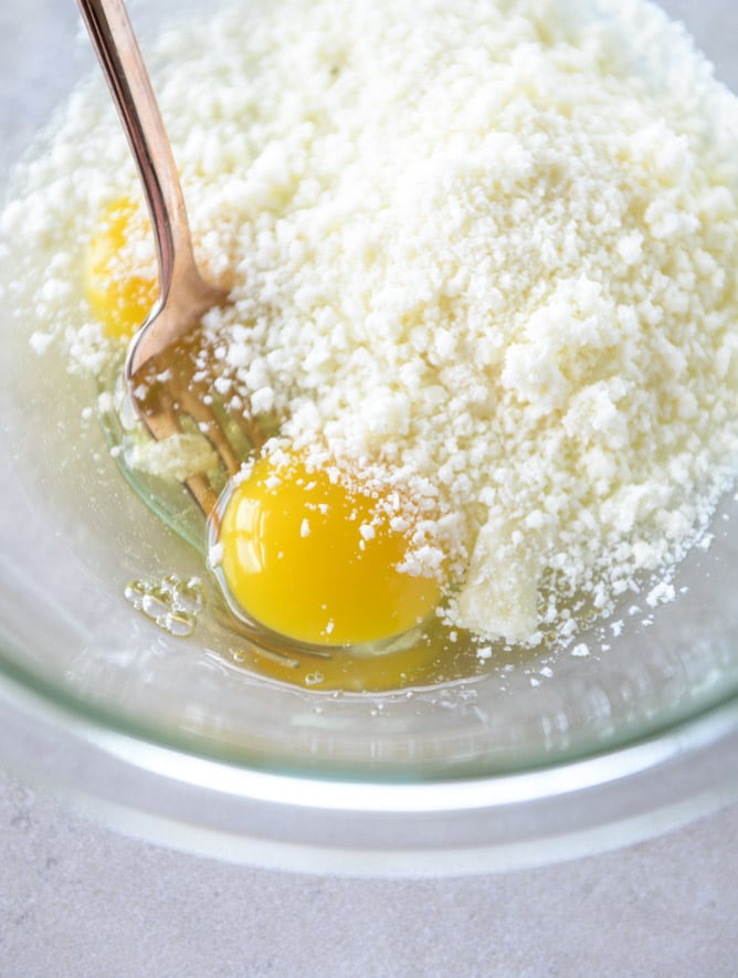 summer shrimp and charred corn pasta carbonara by @howsweeteats I howsweeteats.com