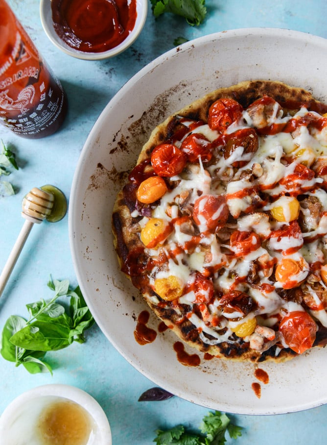 honey sriracha chicken flatbread I howsweeteats.com