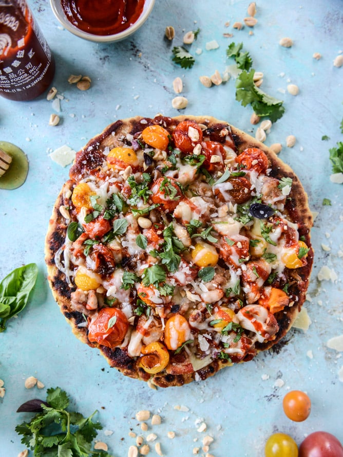 honey sriracha chicken flatbread I howsweeteats.com