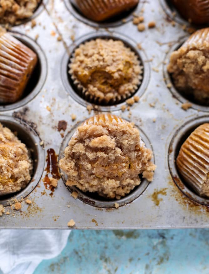 pumpkin chai crumble muffins I howsweeteats.com
