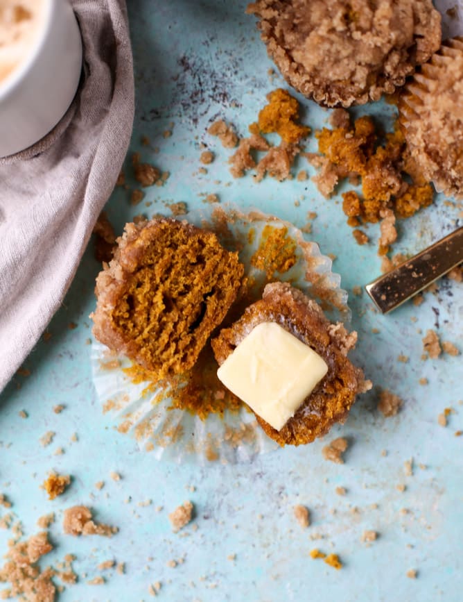 pumpkin chai crumble muffins I howsweeteats.com