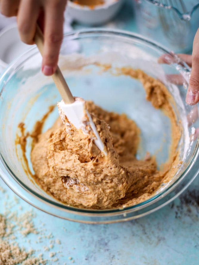 pumpkin chai crumble muffins I howsweeteats.com