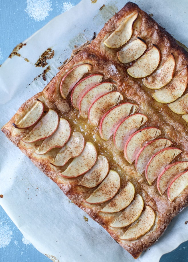 cinnamon sugar apple pie puff pastry I howsweeteats.com