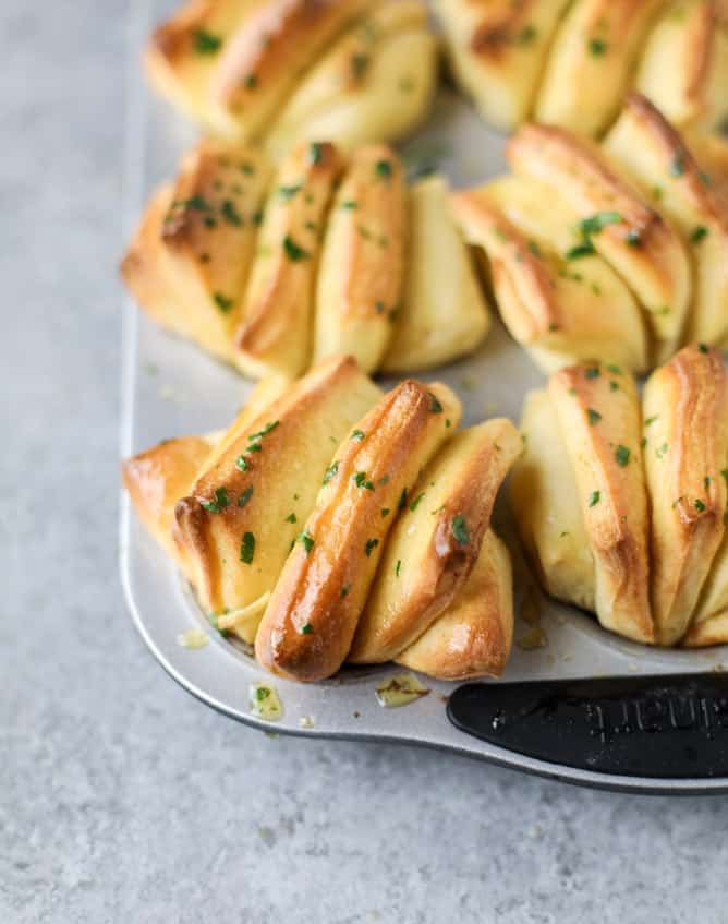 garlic butter pull apart rolls I howsweeteats.com