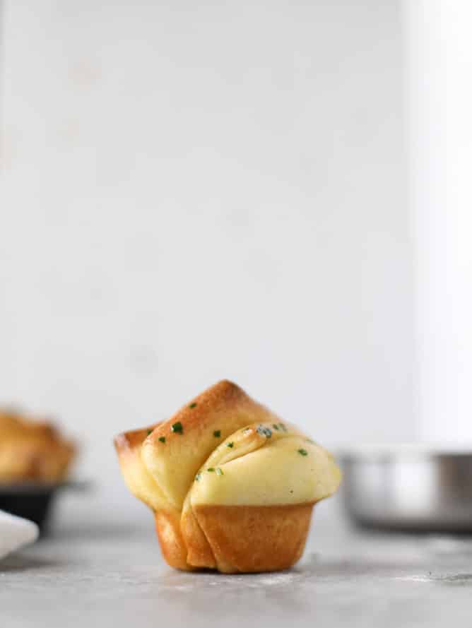 garlic butter pull apart rolls I howsweeteats.com