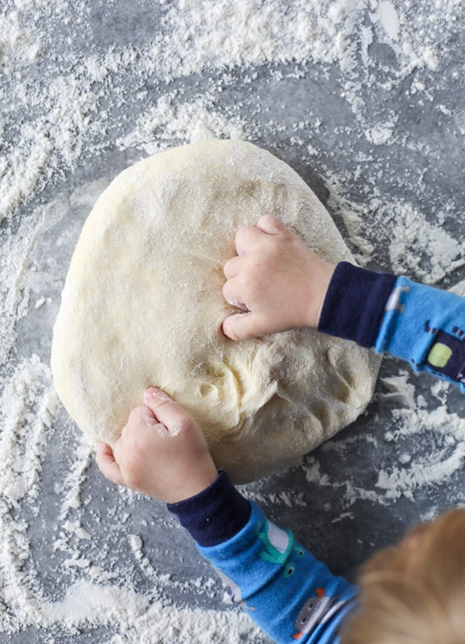 garlic butter pull apart rolls I howsweeteats.com