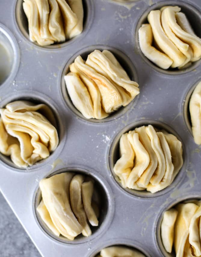 garlic butter pull apart rolls I howsweeteats.com