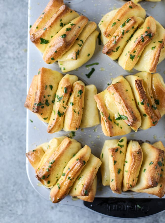 garlic butter pull apart rolls I howsweeteats.com