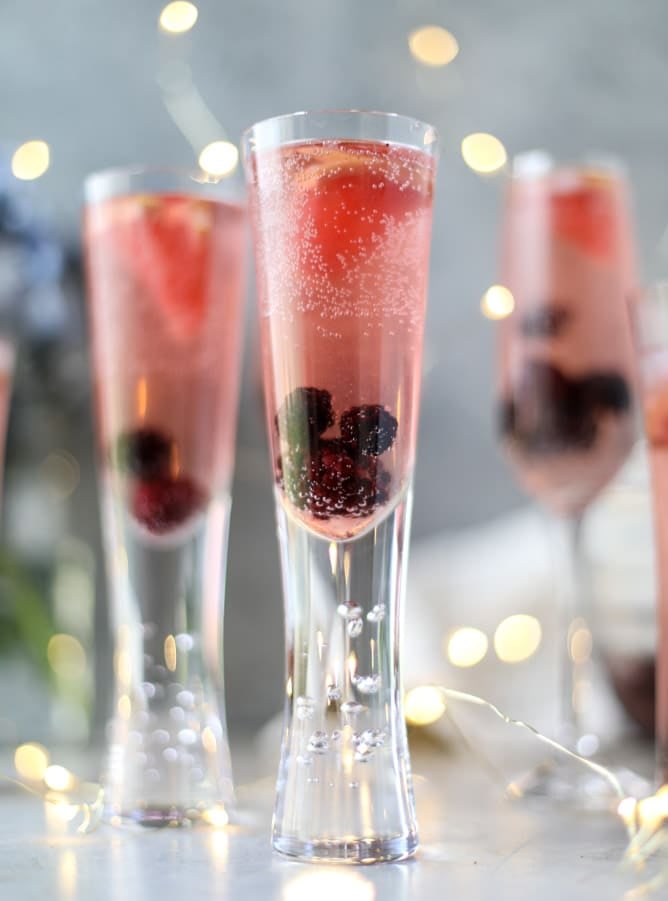 blackberry champagne punch I howsweeteats.com