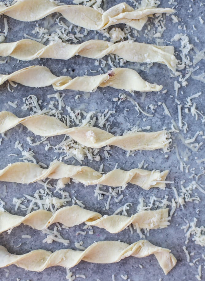 roasted garlic and sharp cheddar cheese straws I howsweeteats.com