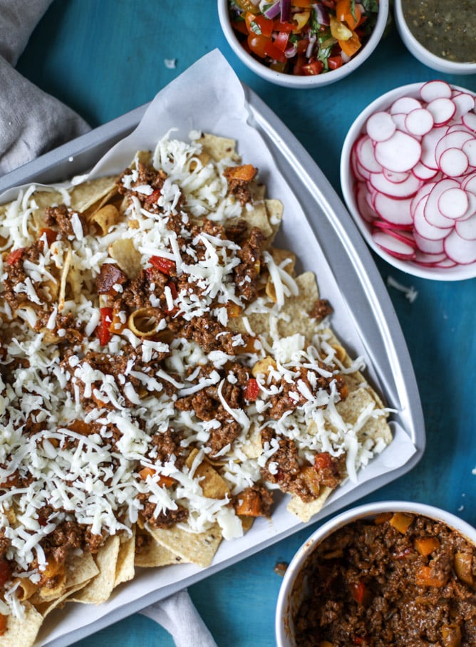 sheet pan green chile nachos I howsweeteats.com