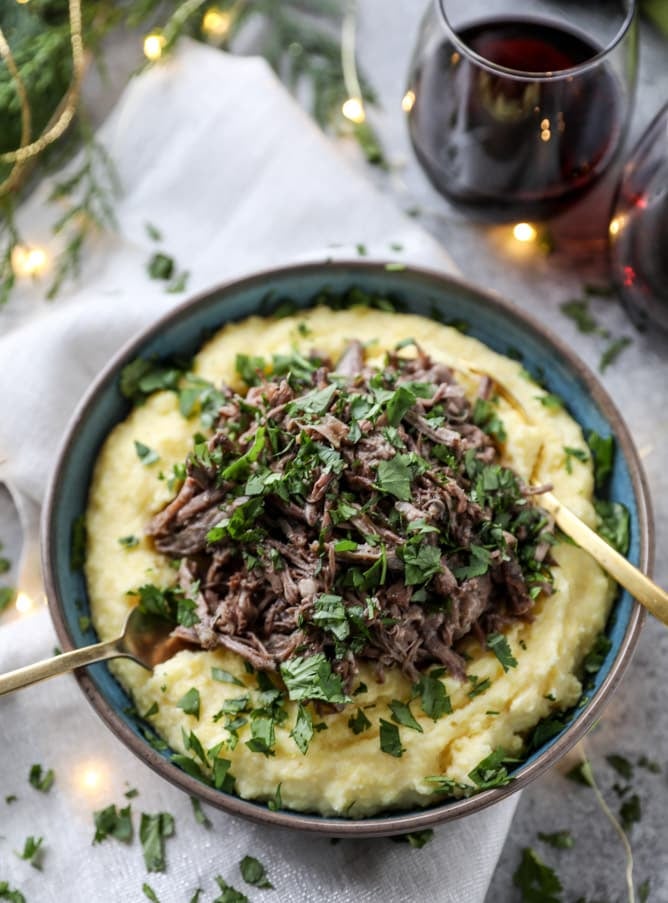slow cooker cabernet beef short ribs with mascarpone polenta I howsweeteats.com