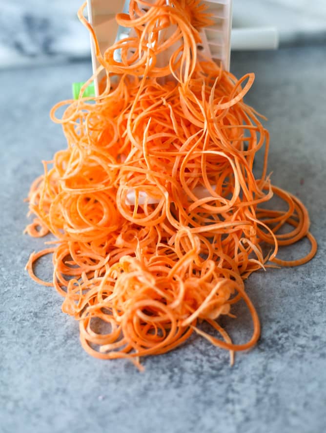 spiralized sweet potato, kale and bacon quiche I howsweeteats.com