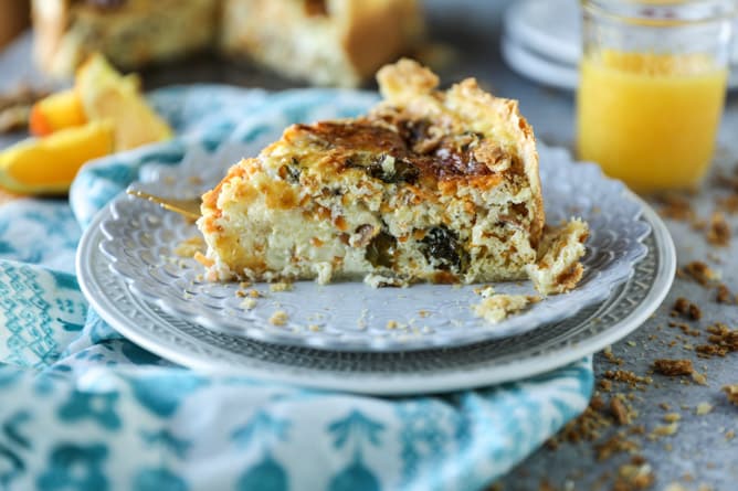 spiralized sweet potato, kale and bacon quiche I howsweeteats.com