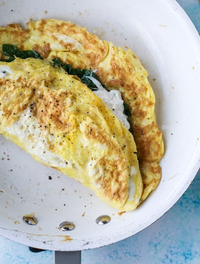 15 minute Spinach Burrata Omelet with Avocado Salad I howsweeteats.com