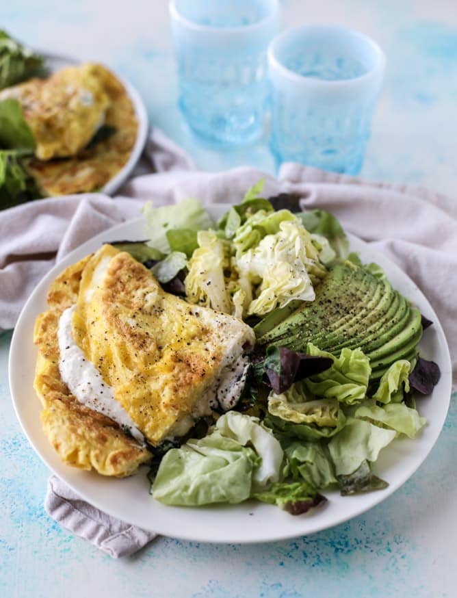 15 minute Spinach Burrata Omelet with Avocado Salad I howsweeteats.com