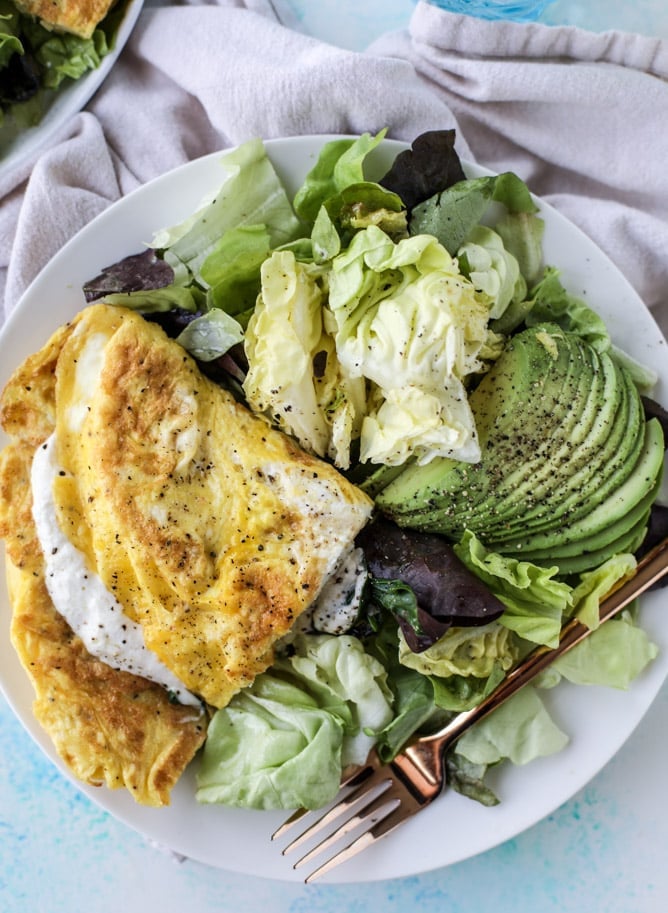 15 minute Spinach Burrata Omelet with Avocado Salad I howsweeteats.com