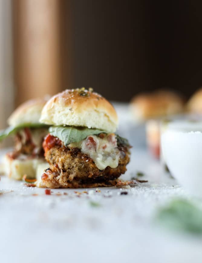 pesto chicken parmesan sliders I howsweeteats.com