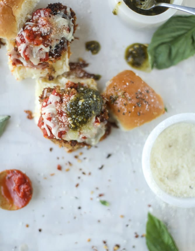 pesto chicken parmesan sliders I howsweeteats.com