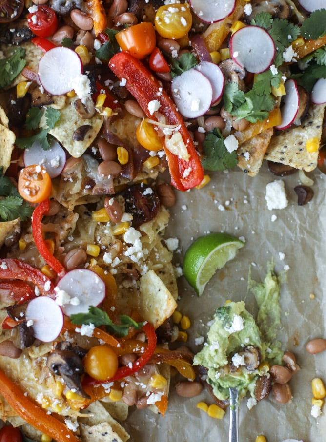 veggie fajita sheet pan nachos I howsweeteats.com