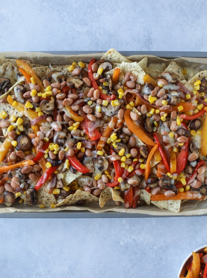 veggie fajita sheet pan nachos I howsweeteats.com