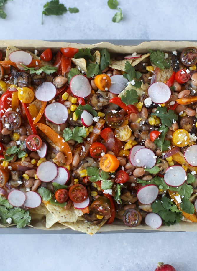 veggie fajita sheet pan nachos I howsweeteats.com