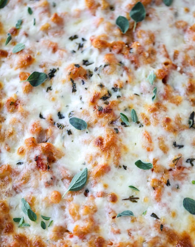 cheesy baked macaroni with bacon and white beans I howsweeteats.com