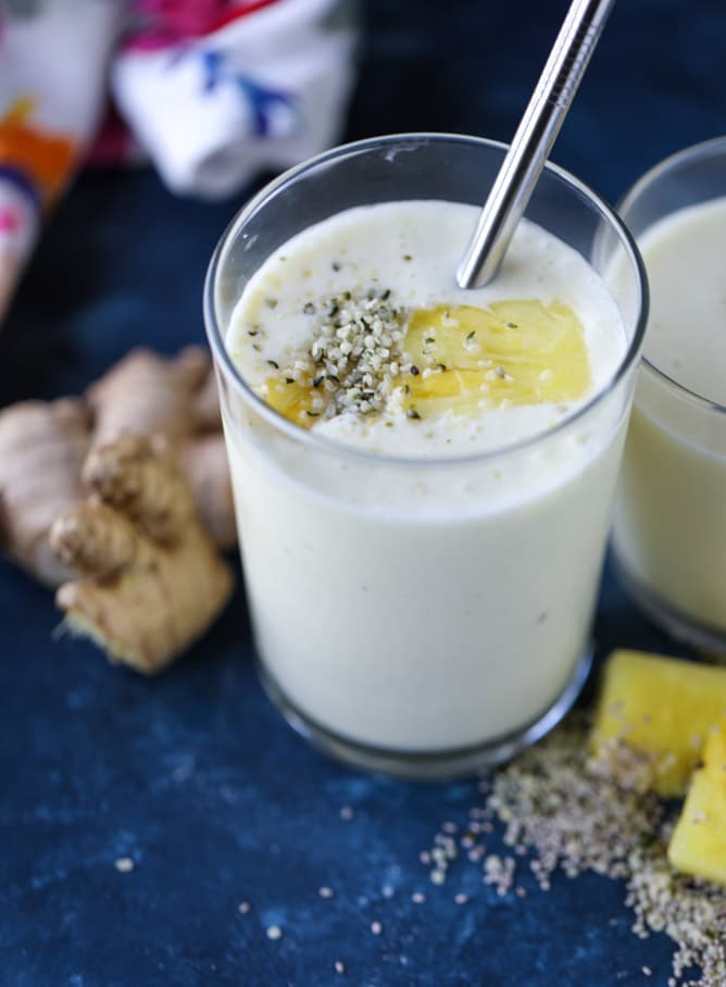 pineapple ginger smoothie I howsweeteats.com