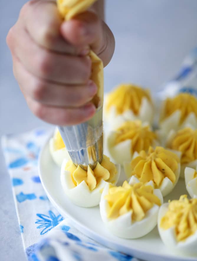 toasted sesame sriracha deviled eggs I howsweeteats.com