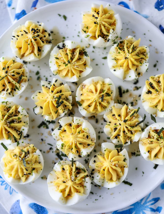 toasted sesame sriracha deviled eggs I howsweeteats.com